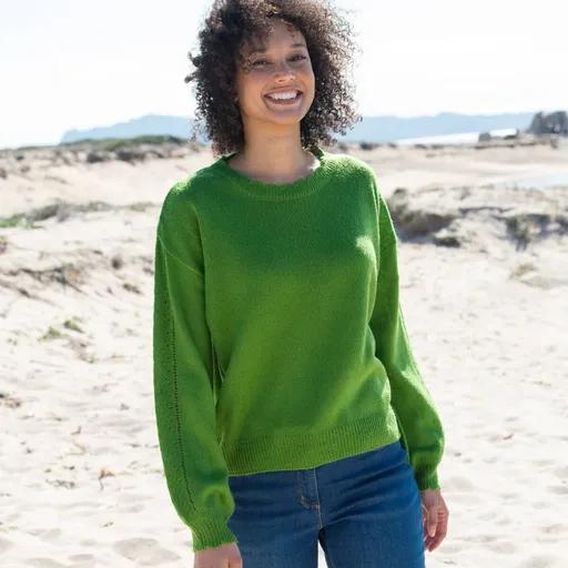 Pulover cu model ajurat și margini ondulate