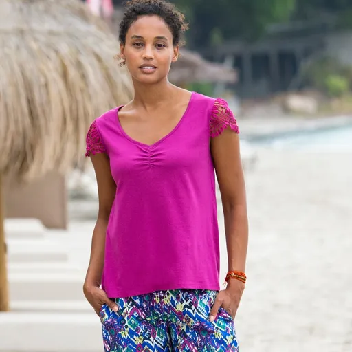 Tricou cu macrameu și guler în V