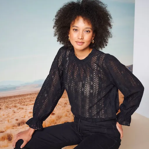 Bluză din dantelă uni cu guler ridicat