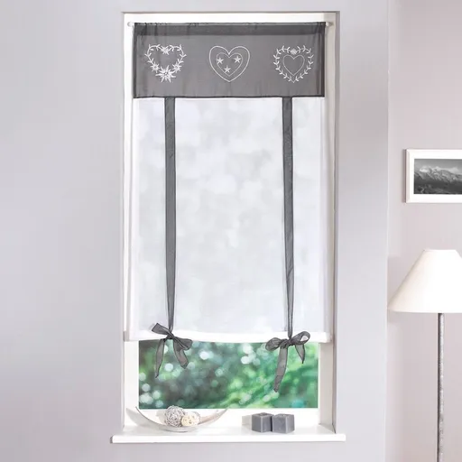 Cortină cu panglici și broderie cu inimioare