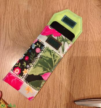 Virágos patchwork mobiltok