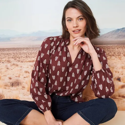 Bluză cu guler ridicat, mâneci încrețite și imprimeu