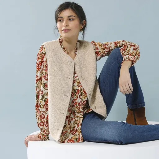 Vestă cu nasturi, pentru o siluetă delicată