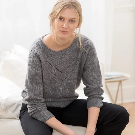 Pulover cu guler rotund și model perlat