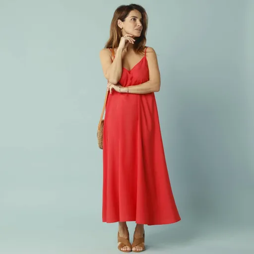 Rochie monocromă lungă cu bretele înguste, pentru siluetă mică