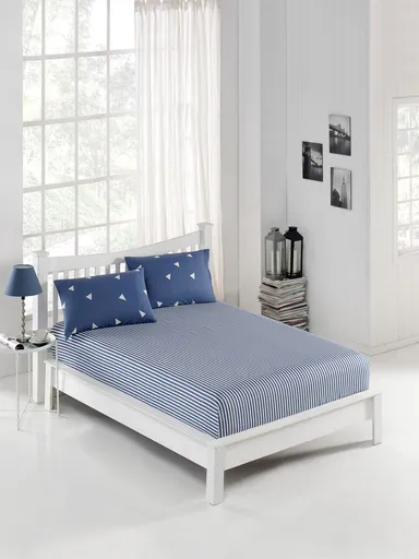 Set de pat dublu (cearceaf cu elastic si perne) 3 piese, L'essentiel Maison, Üçgen, 65% bumbac/35% poliester, Albastru/Alb