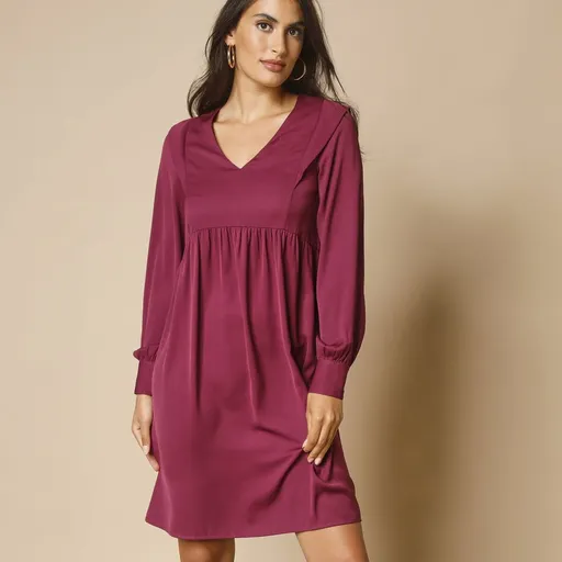 Rochie scurtă cu umeri evazați, crep monocrom