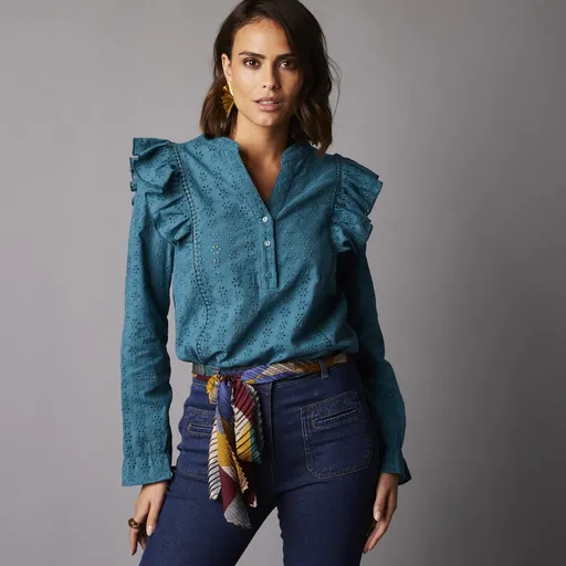 Bluză cu volane și mâneci lungi