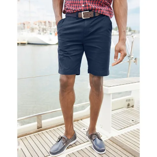 Bermude chino monocrome cu o croială clasică