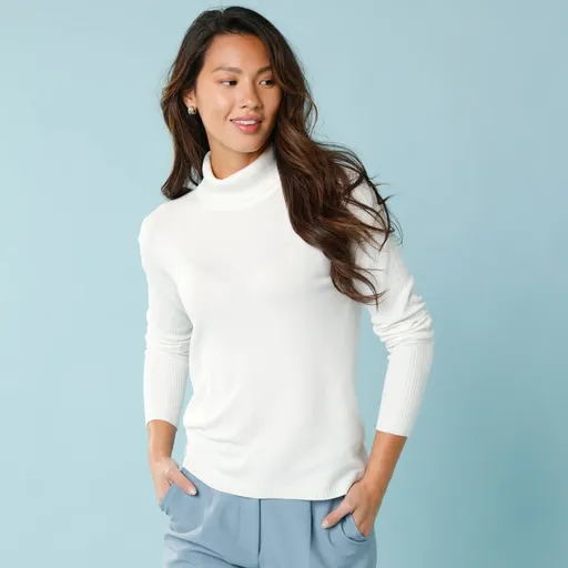 Pulover cu guler înalt și nervuri pentru o siluetă mai mică