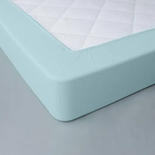 Cearșaf cu elastic, de culoare uni, de la Colombine, adâncime 32 cm, fabricat din poliester și bumbac