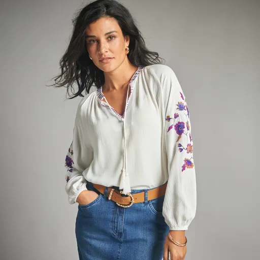 Bluză cu broderie și decolteu decorativ cu ciucuri