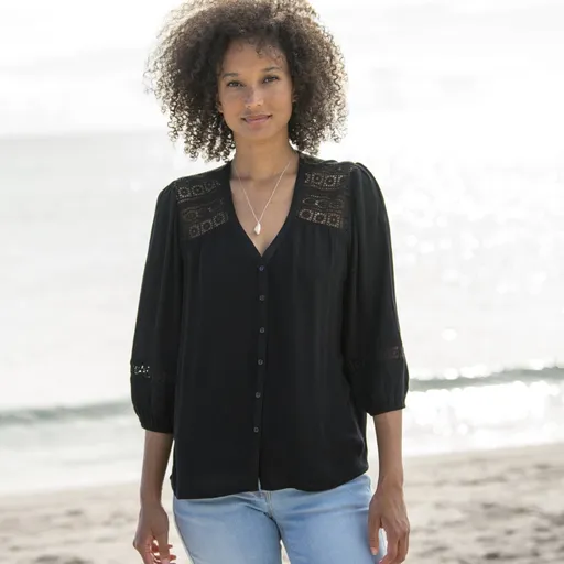 Bluză cu decolteu în V și macramé