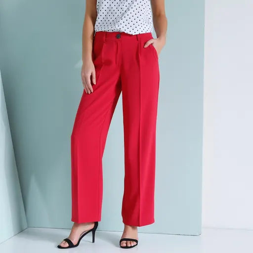 Pantaloni largi care curg