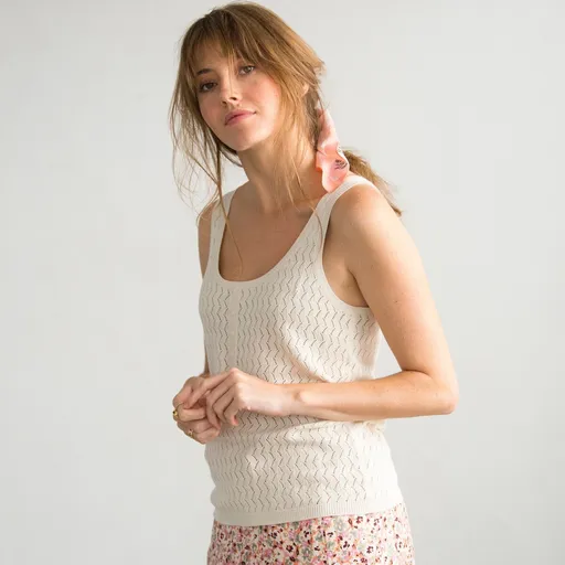 Top tricotat cu model de dantelă