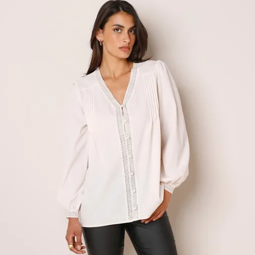 Bluză cu decolteu în V cu dantelă și volane