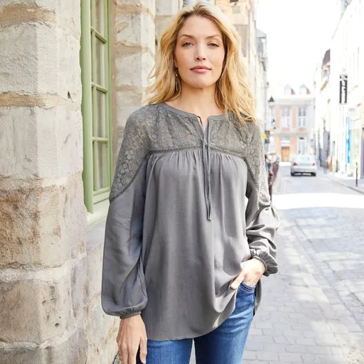 Bluză cu macrameu și decolteu original