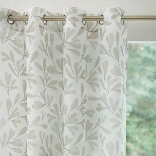 Perdea din voal cu motiv de frunze, cu ochiuri