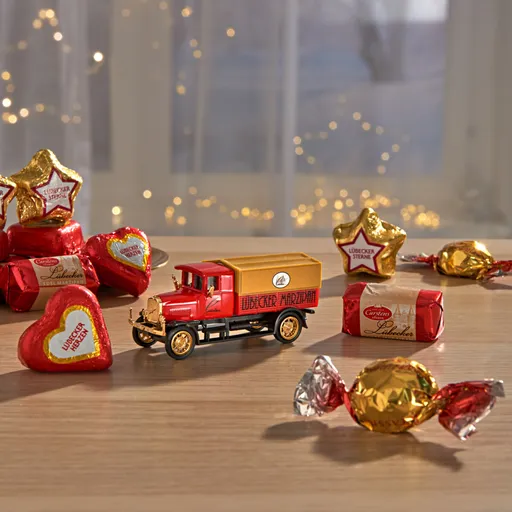 3 camioane de colecție cu dulciuri