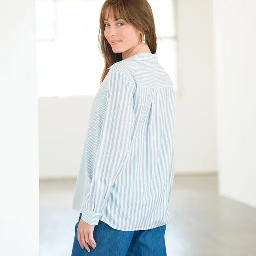 Cămașă cu dungi și butonieră