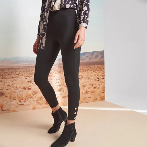 Colanți cu nasturi la capătul picioarelor