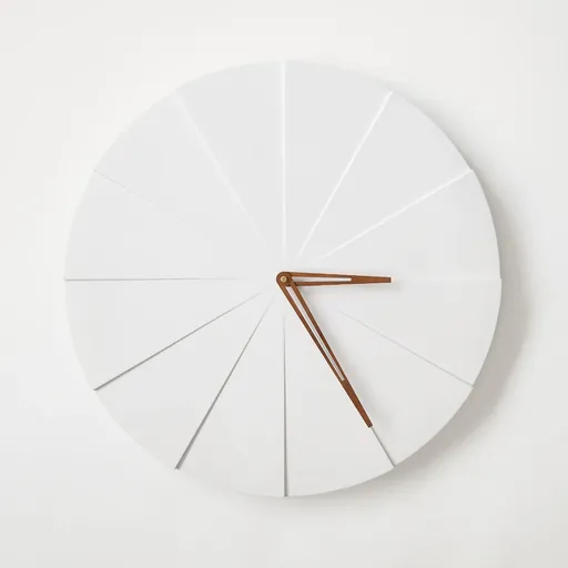 Ceas de perete din beton ODLITO Cake – alb – 50 cm – ace maro