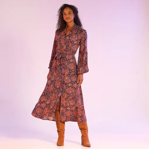 Rochie lungă cu nasturi și mâneci lungi