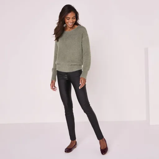 Pulover tricotat cu grămadă și dantelă pe spate