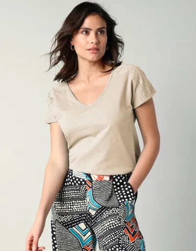 Tricou cu ornament brodat și ornament împletitură