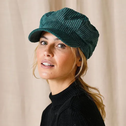 Beretă din catifea cu pelerină