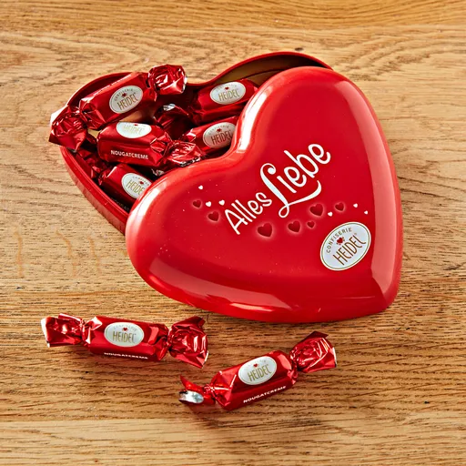 Cutie în formă de inimă cu dulciuri