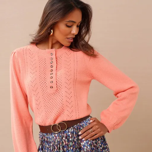 Pulover cu un model ajurat și un decolteu cu nasturi tunisieni