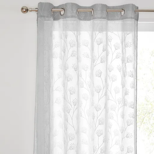 Perdea din voal cu ochiuri, cu motiv de pajiște