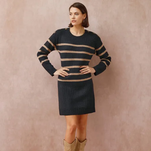 Rochie tricotată cu nasturi pe umeri