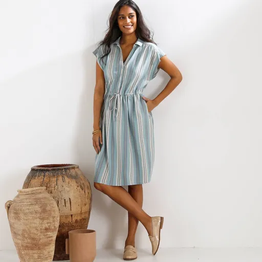 Rochie scurtă cu dungi și nasturi