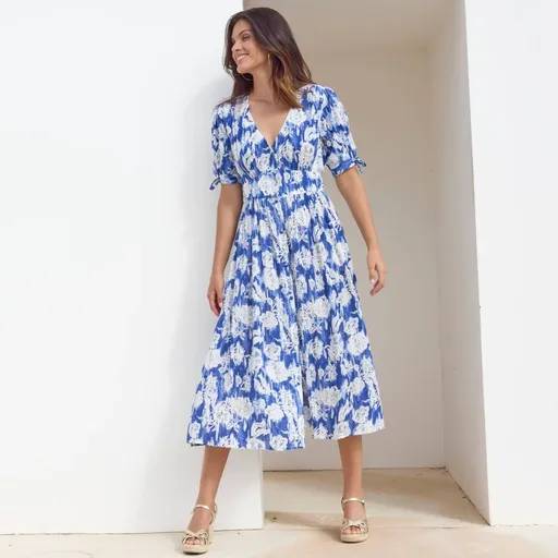 Rochie lungă evazată cu mâneci până la cot, imprimeu creponat