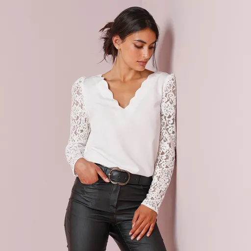 Bluză cu mâneci din dantelă și panglică pe spate