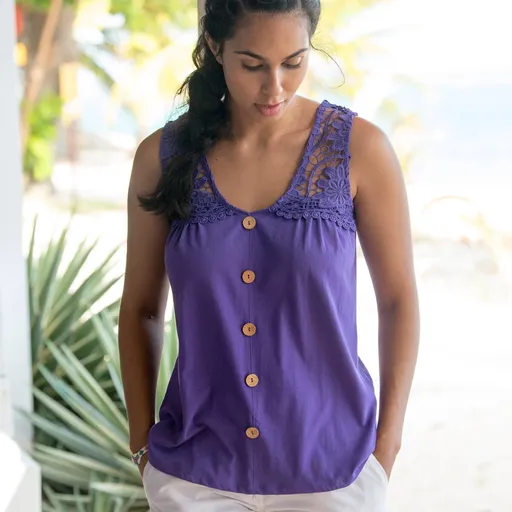 Top de culoare solidă cu macramé și nasturi decorativi