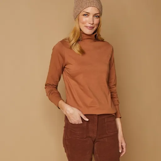 Un tricou cu guler înalt, confecționat din material elastic