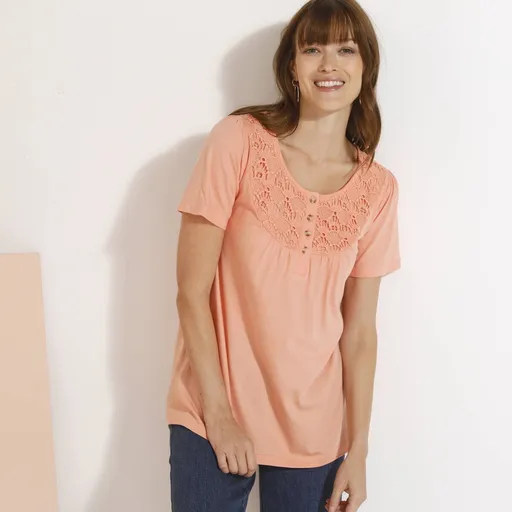 Tricou cu gât rotund și macramé