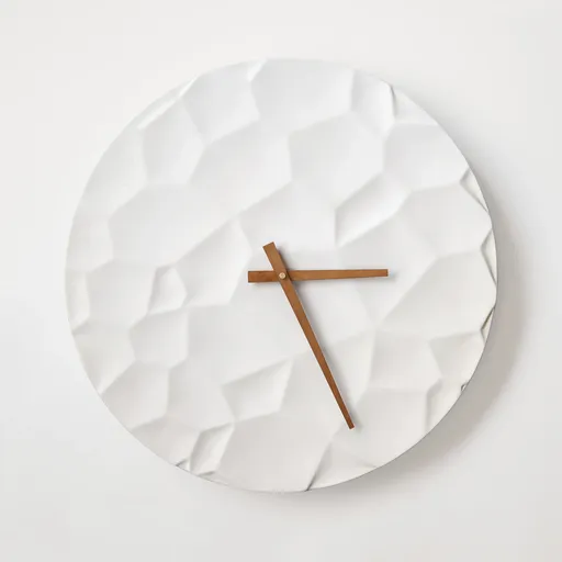 Ceas de perete din beton ODLITO Moon Crater – alb – 50 cm – ace maro