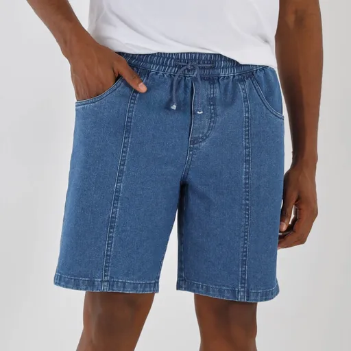 Pantaloni scurți cu talie elastică, confecționați din denim ușor.
