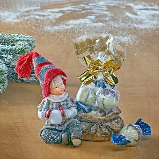 Băiețelul Lutz cu produse de cofetărie