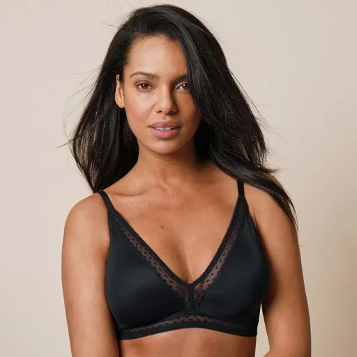 Sutien triunghiular Paia de la Confidence Lingerie® confecționat din microfibră și tul brodat, cu cupe preformate, fără armătură