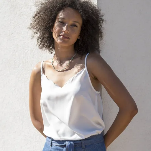 Top cu decolteu în V de culoare solidă cu finisaj ondulat