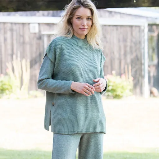 Vestă pulover cu guler ridicat,
		fabricată din tricot neted