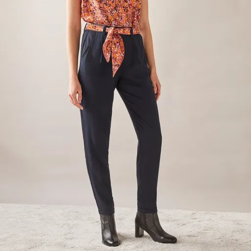 Pantaloni subțiri de o singură culoare cu curea