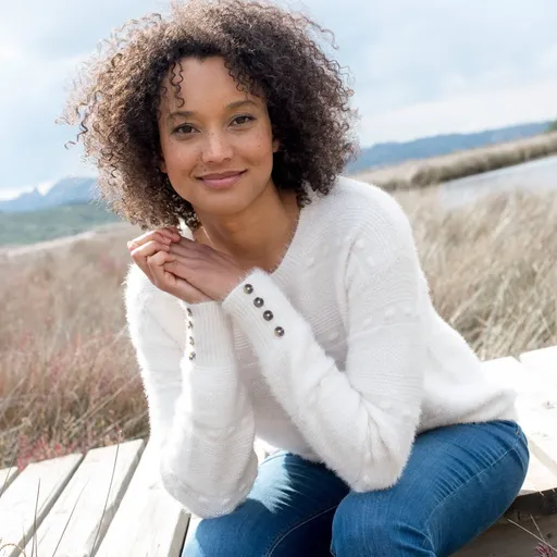 Pulover cu guler rotund, confecționat din tricot plușat