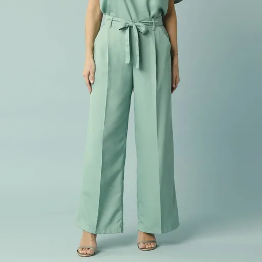 Pantaloni largi cu talie elastică și curea, pentru corpuri mici