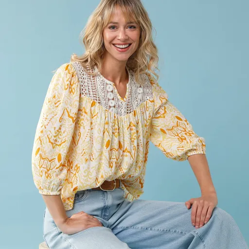 Bluză imprimată cu macramé, pentru o siluetă minionă